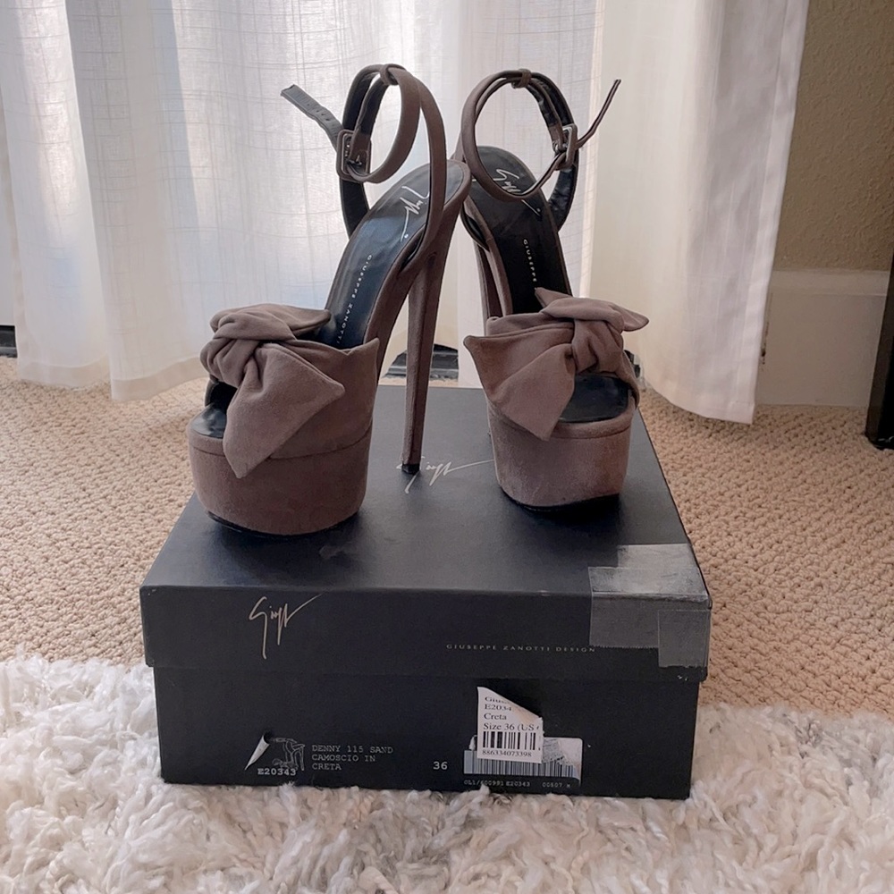 Suede heels with bow